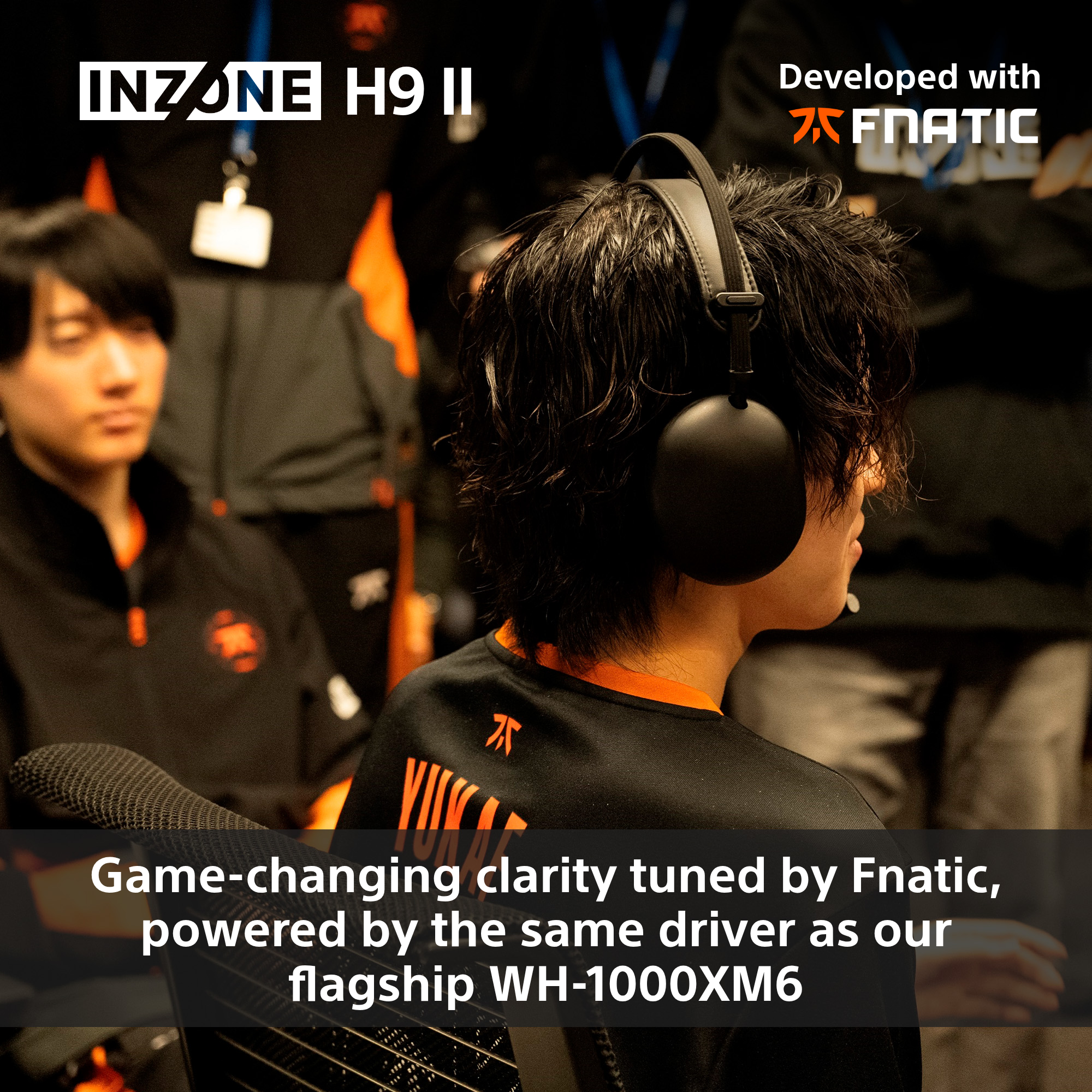 Una persona con cuffie, testo 'INZONE H9 II' e 'Developed with Fnatic'. La persona indossa una maglietta Fnatic.