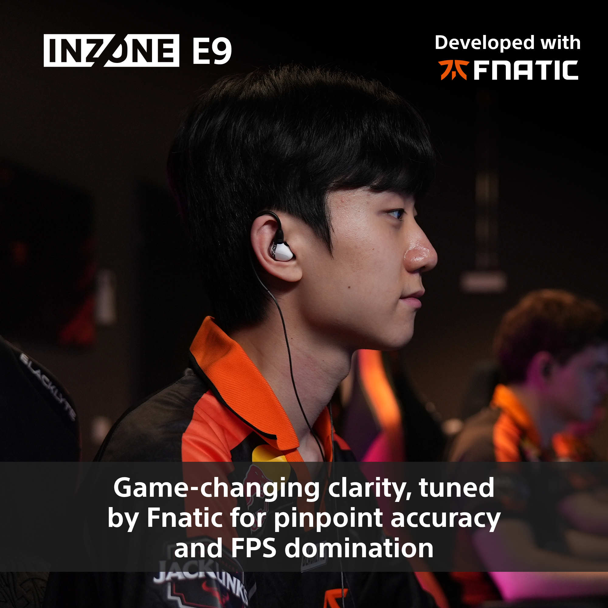 Un uomo con una camicia arancione e cuffie, product placement per INZONE E9, sviluppato con Fnatic.