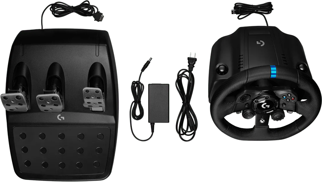 Ein schwarzes Gaming-Lenkrad und Pedal-Set. Das Set umfasst das Lenkrad, Pedale, Netzteil und Verbindungskabel vor schwarzem Hintergrund.