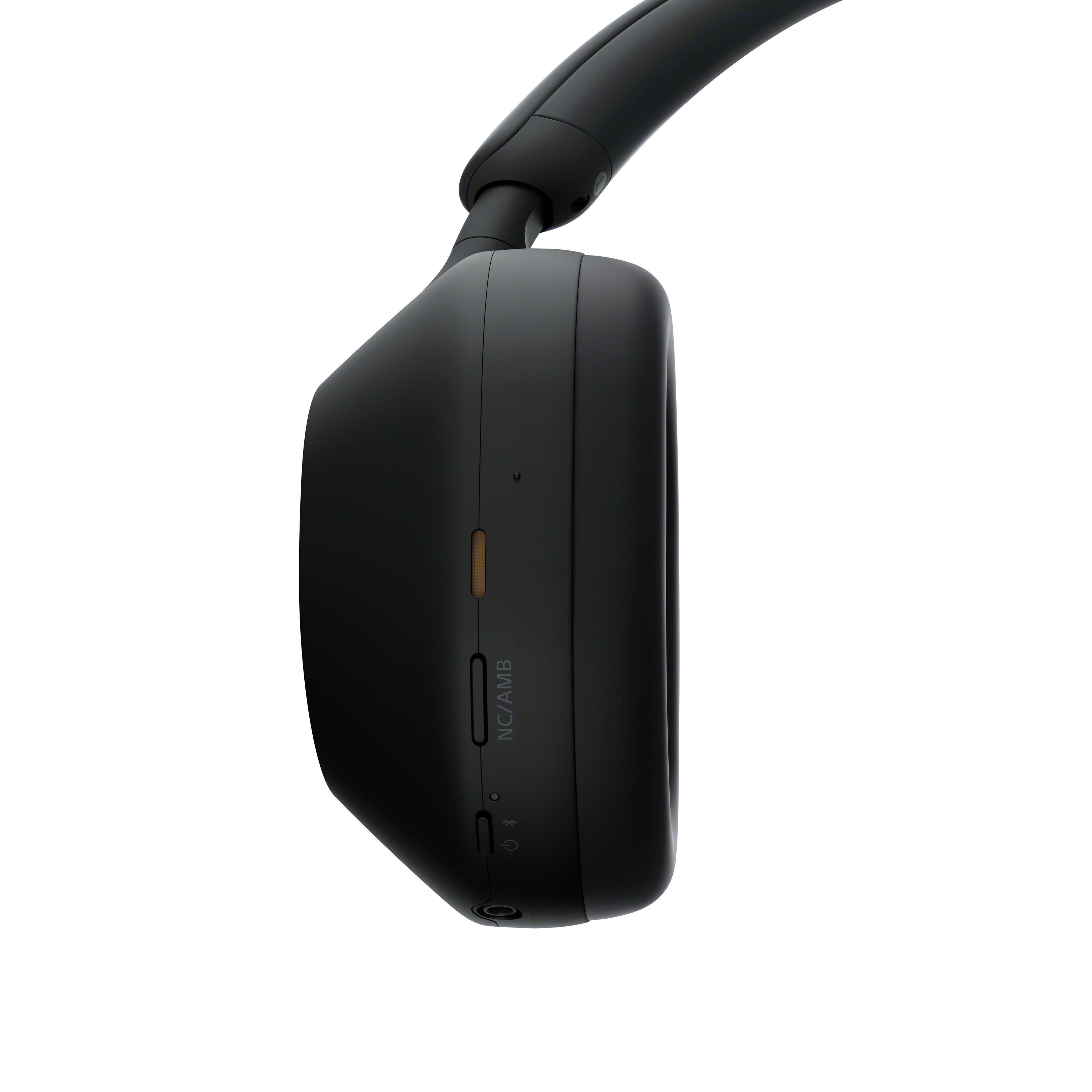 Fekete fejhallgató fehér háttérrel. Látható a bekapcsoló, Bluetooth és NC/AMB gombok.