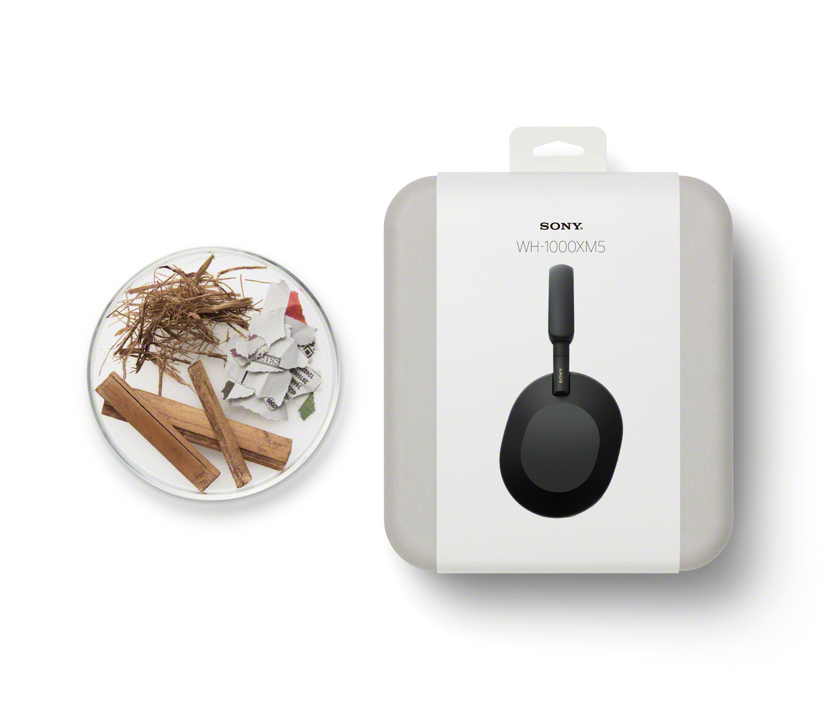 A képen Sony WH-1000XM5 fejhallgató látható tokban. Egy Petri-csészében fahéjrúd, aprított papír és szárított fűszernövények vannak.