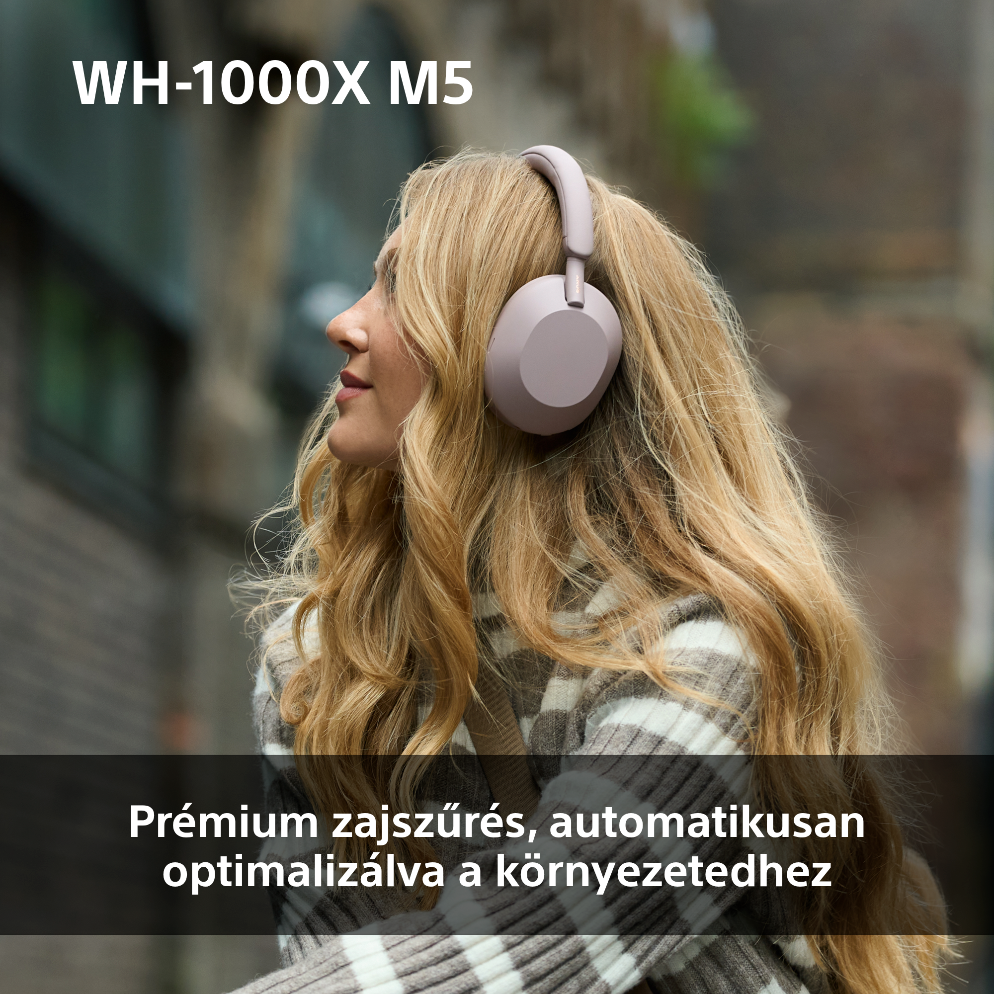 Szöszi nő rózsaszín fejhallgatóval, balra néz. Felül a szöveg: WH-1000X M5. Alul a szöveg.