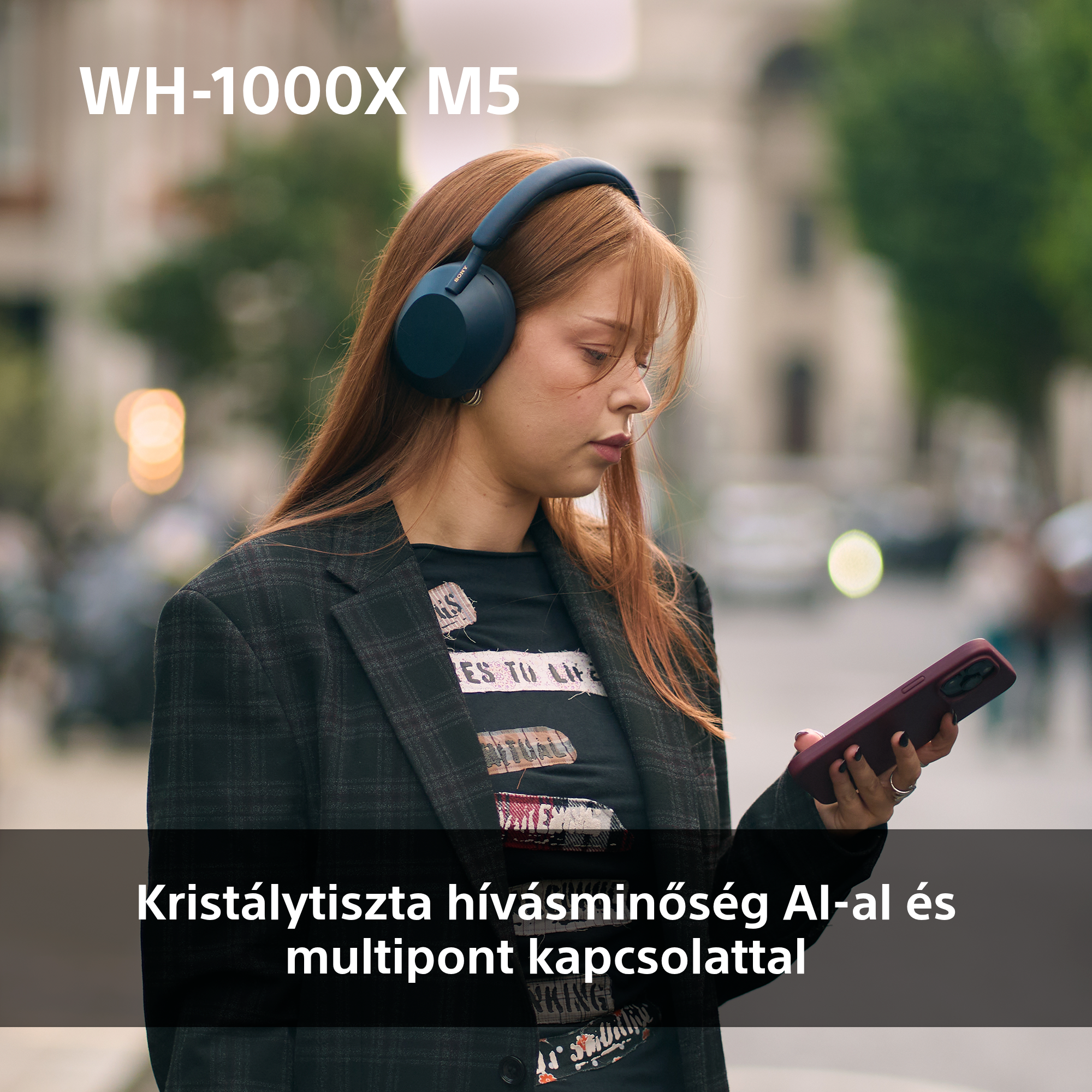 Egy nő fejhallgatóval, telefont tartva. A kép a termékkel és annak jellemzőivel kapcsolatos szöveget is megjelenít.