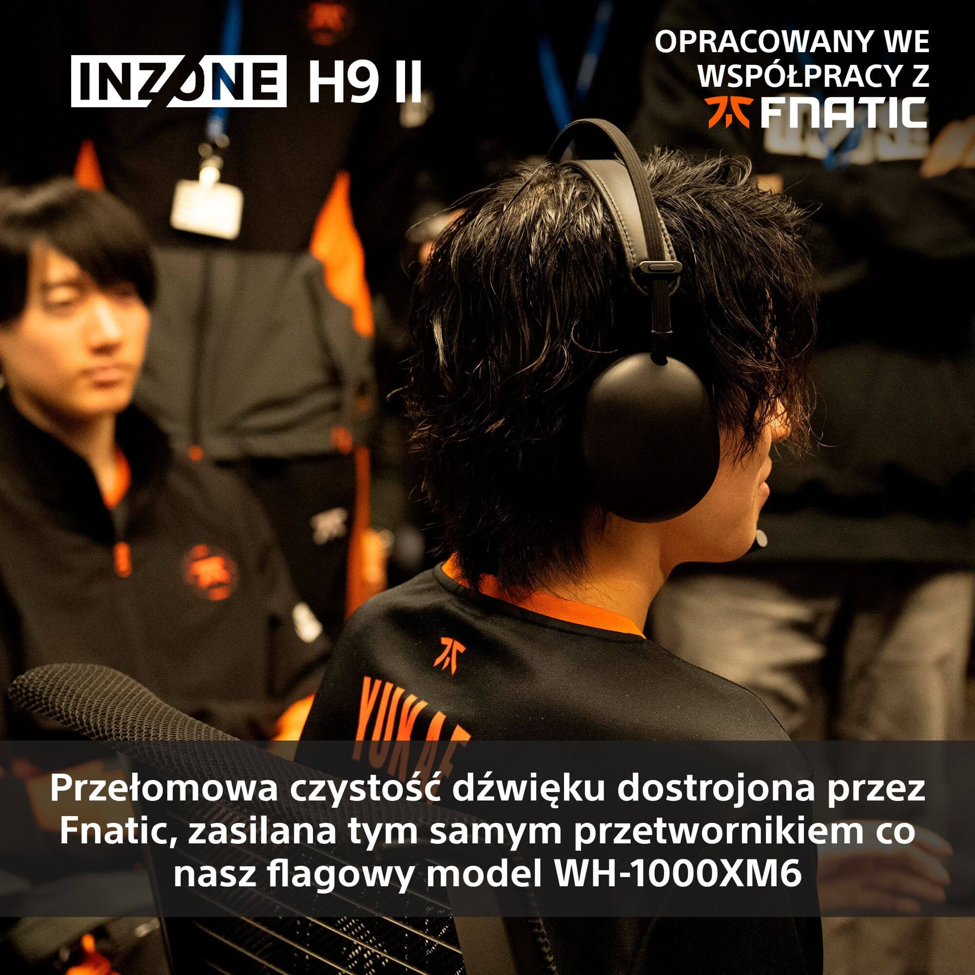 Osoba w słuchawkach. Na obrazie tekst 'INZONE H9 II' i 'FNATIC'.