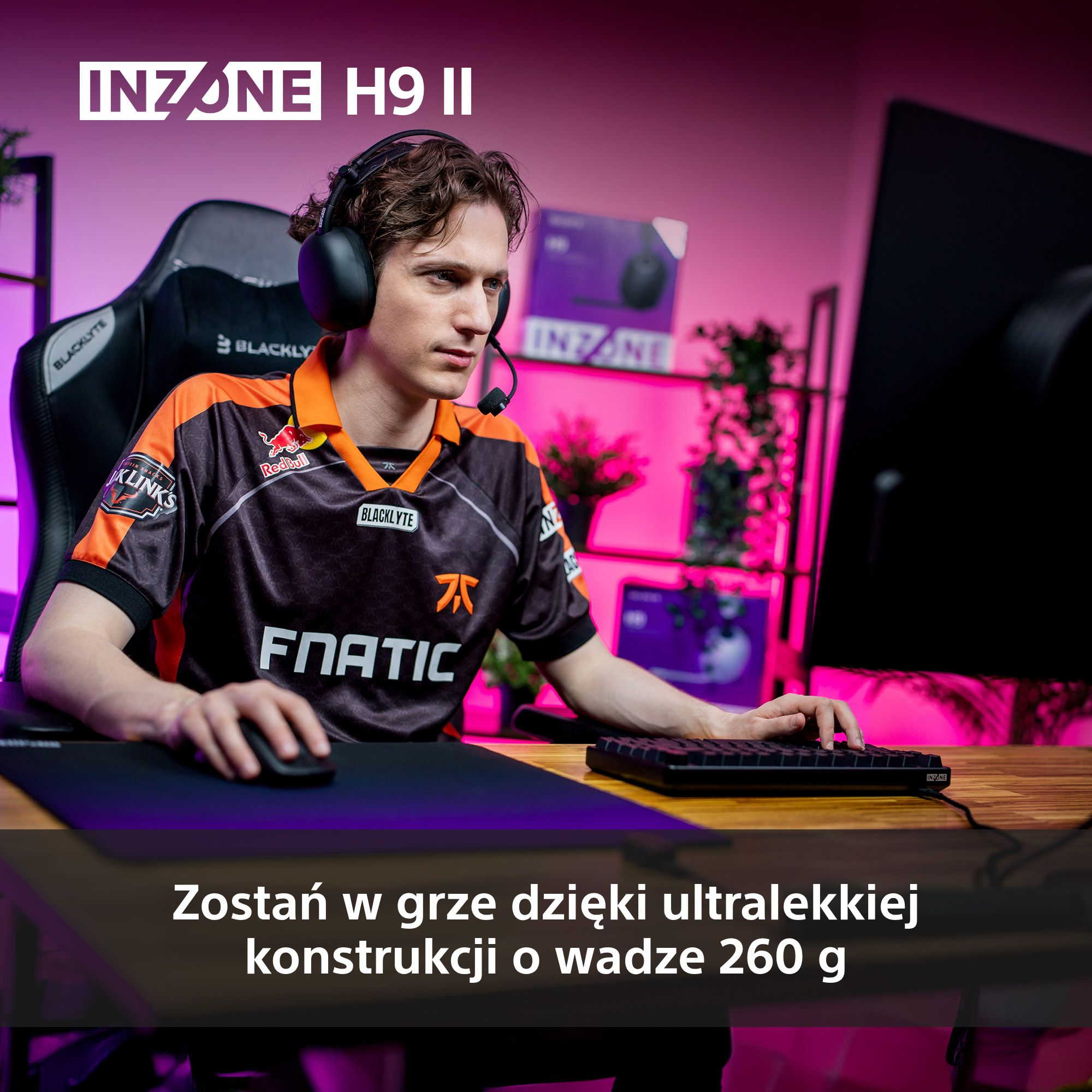 Gracz w słuchawkach, używający klawiatury i myszy. W tle monitor i branding INZONE.