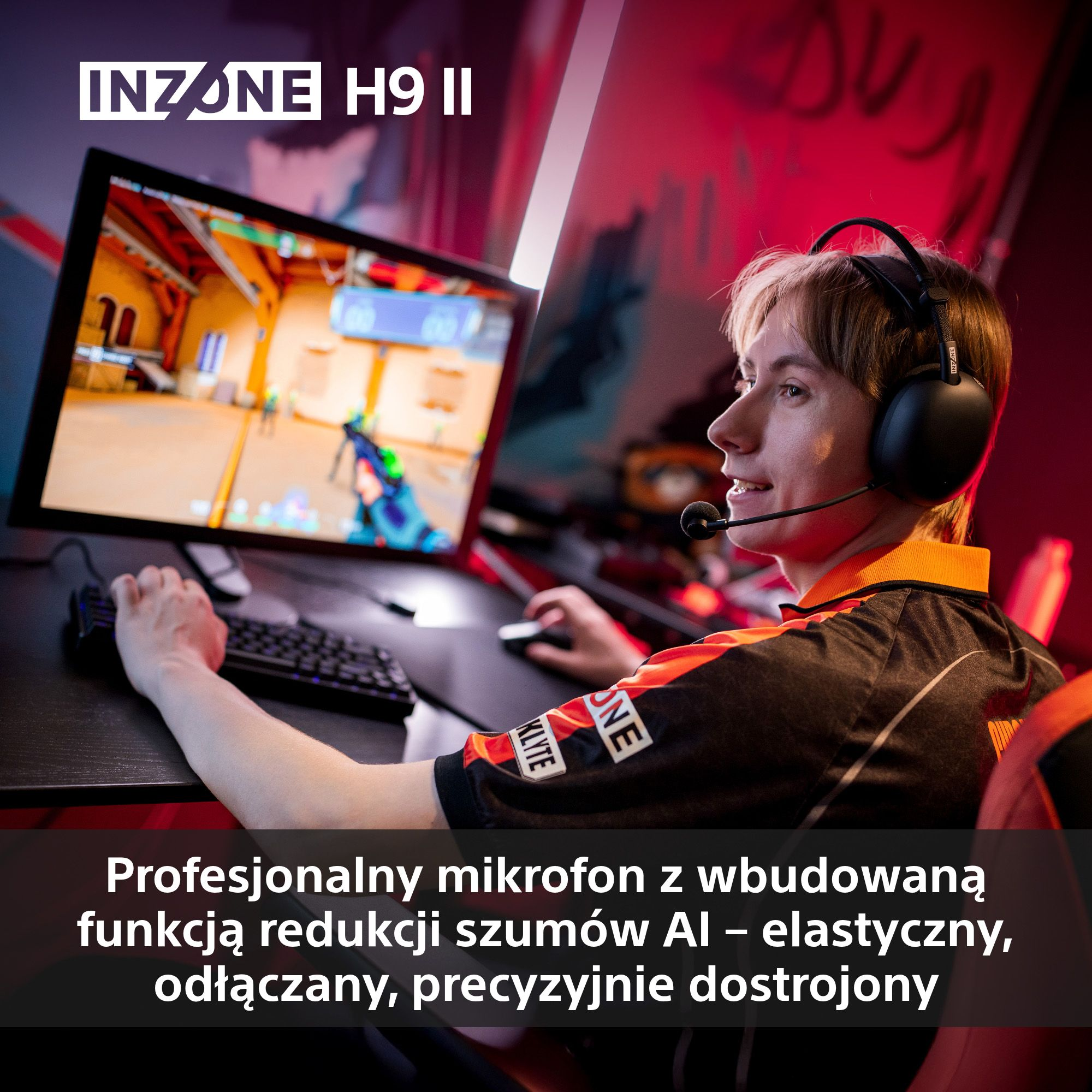Osoba w zestawie słuchawkowym gra w grę na komputerze. Ekran pokazuje grę FPS.
