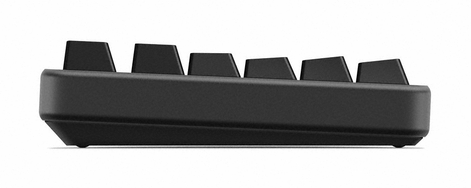 Widok z boku czarnej klawiatury mechanicznej. Widoczne nakładki na klawisze. Klawiatura leży na białej powierzchni.