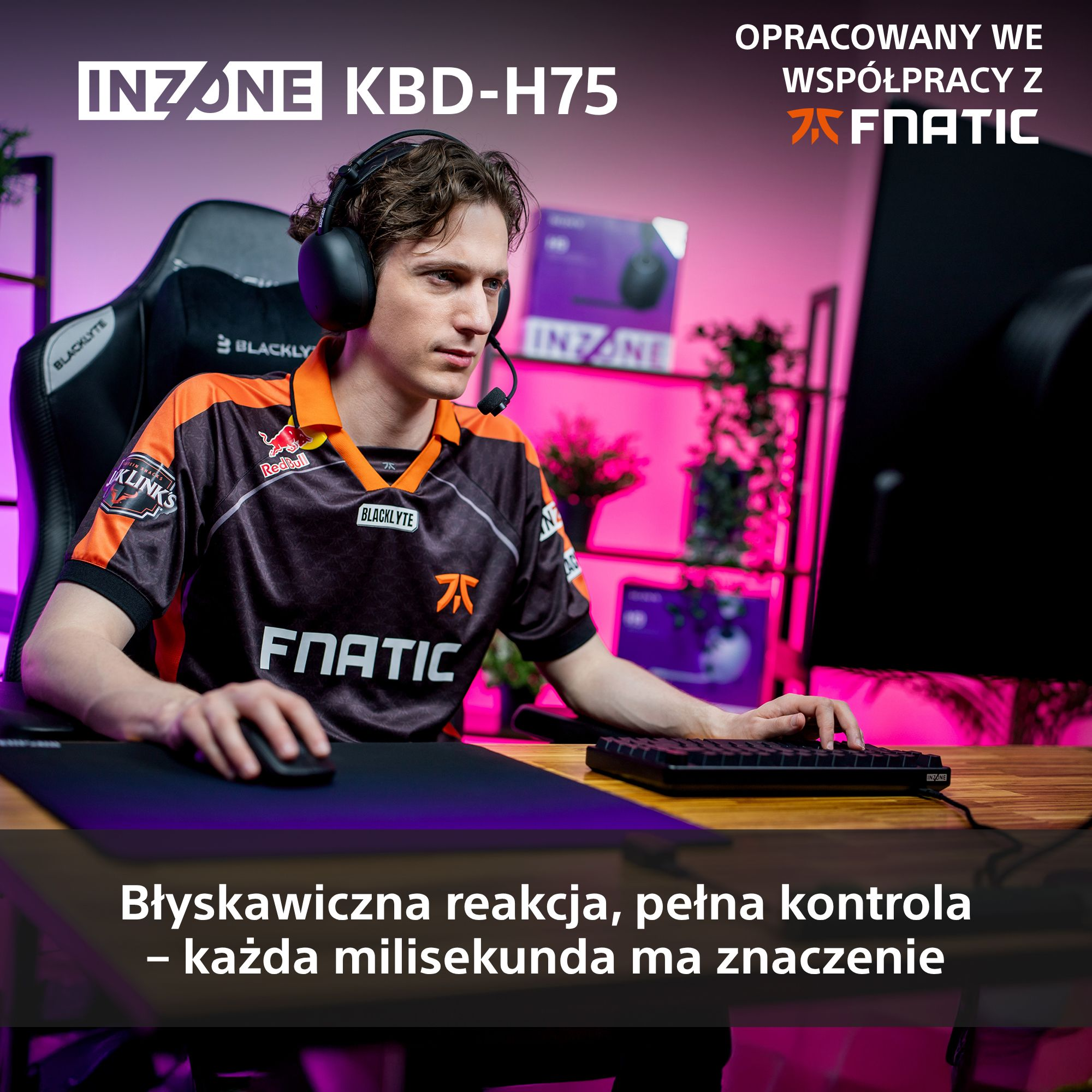 Mężczyzna w słuchawkach gra w grę przy biurku. Ma klawiaturę i mysz. Tło jest fioletowe i różowe.