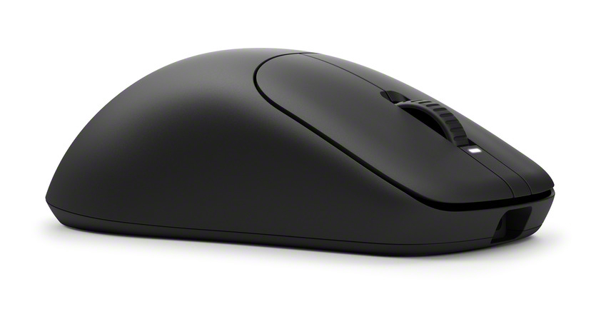 Czarna bezprzewodowa mysz komputerowa na białym tle, z kółkiem przewijania i małym światłem.