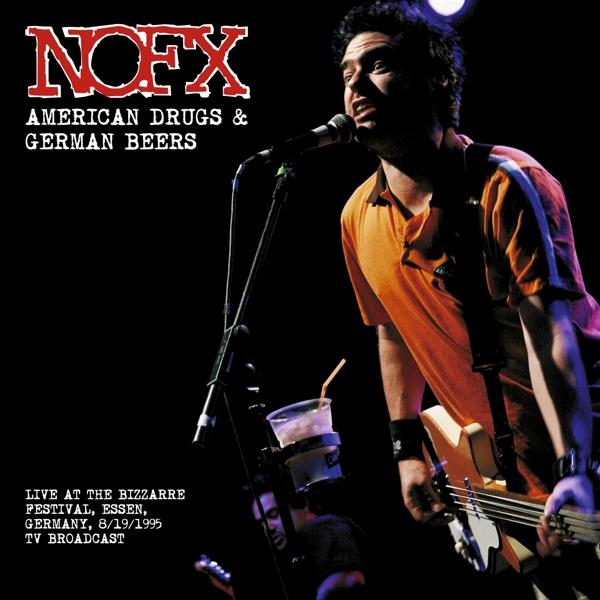 A NOFX együttes tagja énekel és basszusgitározik a színpadon. A képen a Bizarre Fesztiválon tartott koncertről olvasható szöveg.