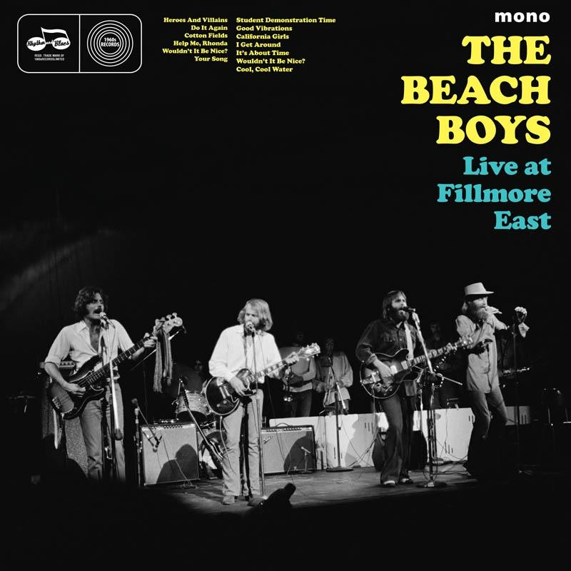 A Beach Boys élőben a Fillmore East-ben. Öt férfi játszik hangszereken a színpadon, a háttérben a tömeggel.