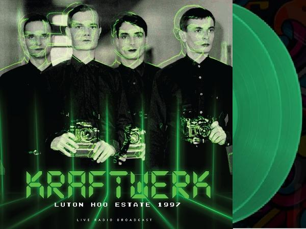 Négy férfi fekete ingben kamerákkal, zöld album jobbra, Kraftwerk logó alul.