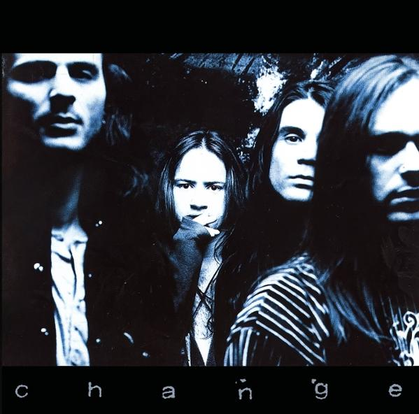 Albumcover mit vier Personen, Gesichter nah, in dunklem Blauton. Text unten: 'change'.