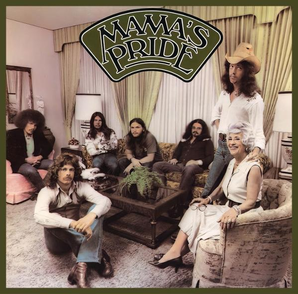 Albumcover von Mama's Pride. Sieben Personen in einem Wohnzimmer. Eine Band aus sechs Männern und einer älteren Frau. Oben befindet sich ein Logo.