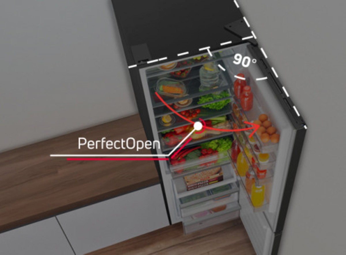 Otwarta lodówka pokazuje produkty spożywcze, takie jak warzywa, jajka i napoje. Ilustracja przedstawia PerfectOpen pod kątem 90 stopni.
