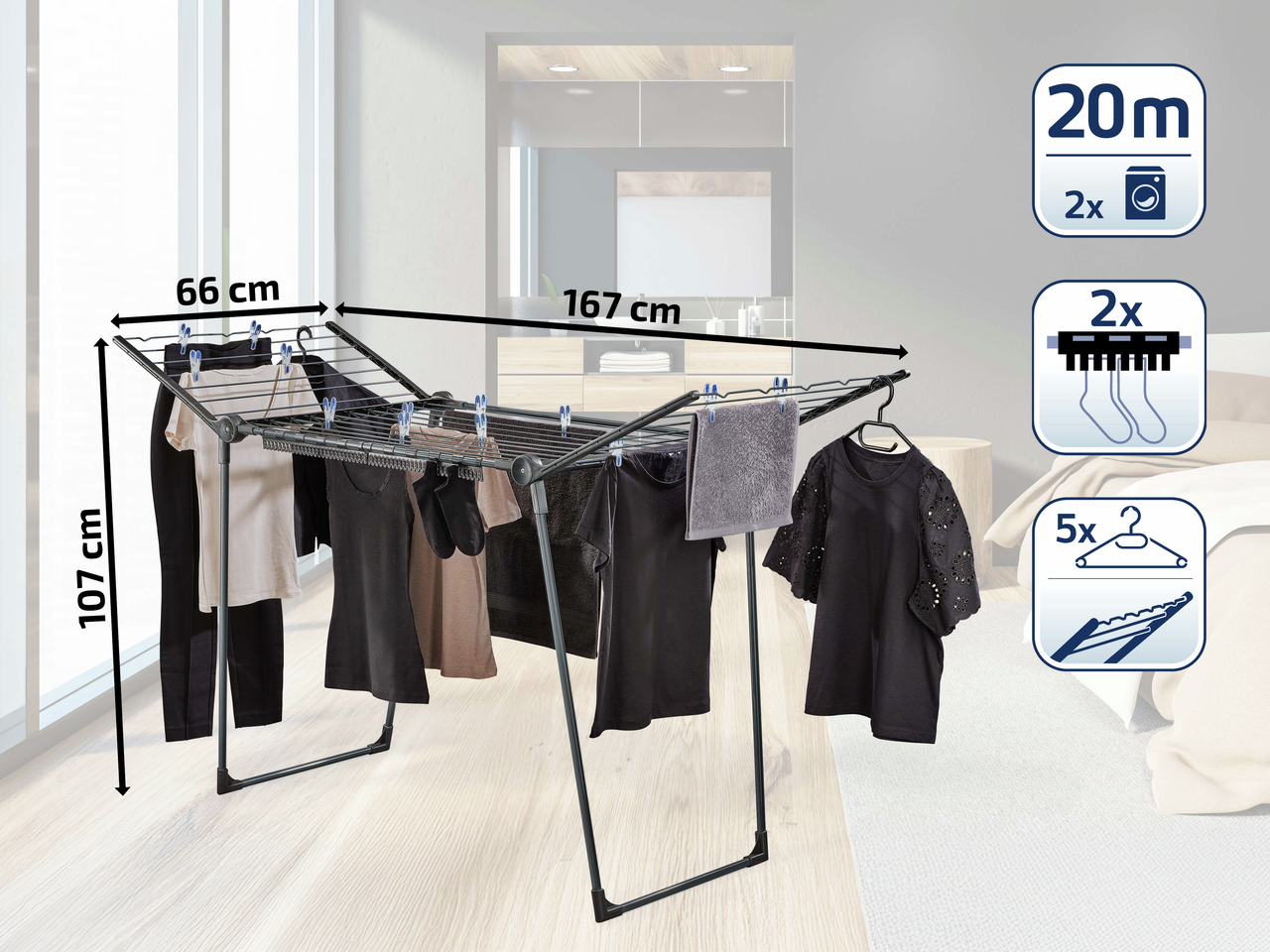 Ein Wäscheständer mit Kleidung, darunter schwarze Hemden, Hosen und ein Handtuch. Abmessungen werden angezeigt.