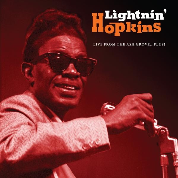 Albumcover mit Lightnin' Hopkins, der eine Sonnenbrille trägt und ein Mikrofon hält. Text: Lightnin' Hopkins LIVE FROM THE ASH GROVE...PLUS!