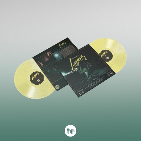 Drei gelbe Schallplatten und zwei Albumcover. Die Albumcover haben Text und ein Bild einer Person. Alles auf grünem Hintergrund.