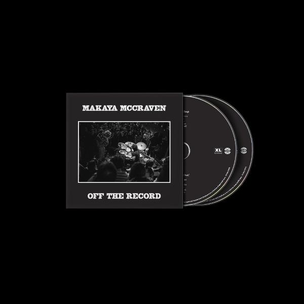 Albumcover für Makaya McCraven's 'Off The Record'. Es zeigt ein schwarzes Cover mit einem Konzertfoto und zwei sichtbaren CDs.