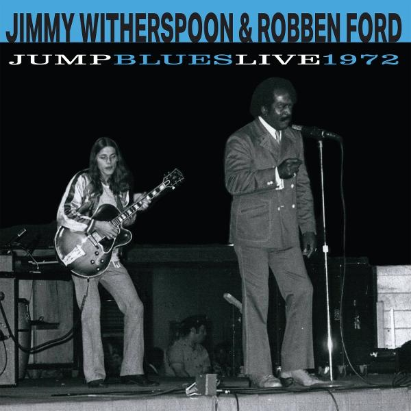 Jimmy Witherspoon & Robben Ford auf der Bühne. Ein Mann mit Gitarre und einer mit Mikrofon. Jump Blues Live 1972.