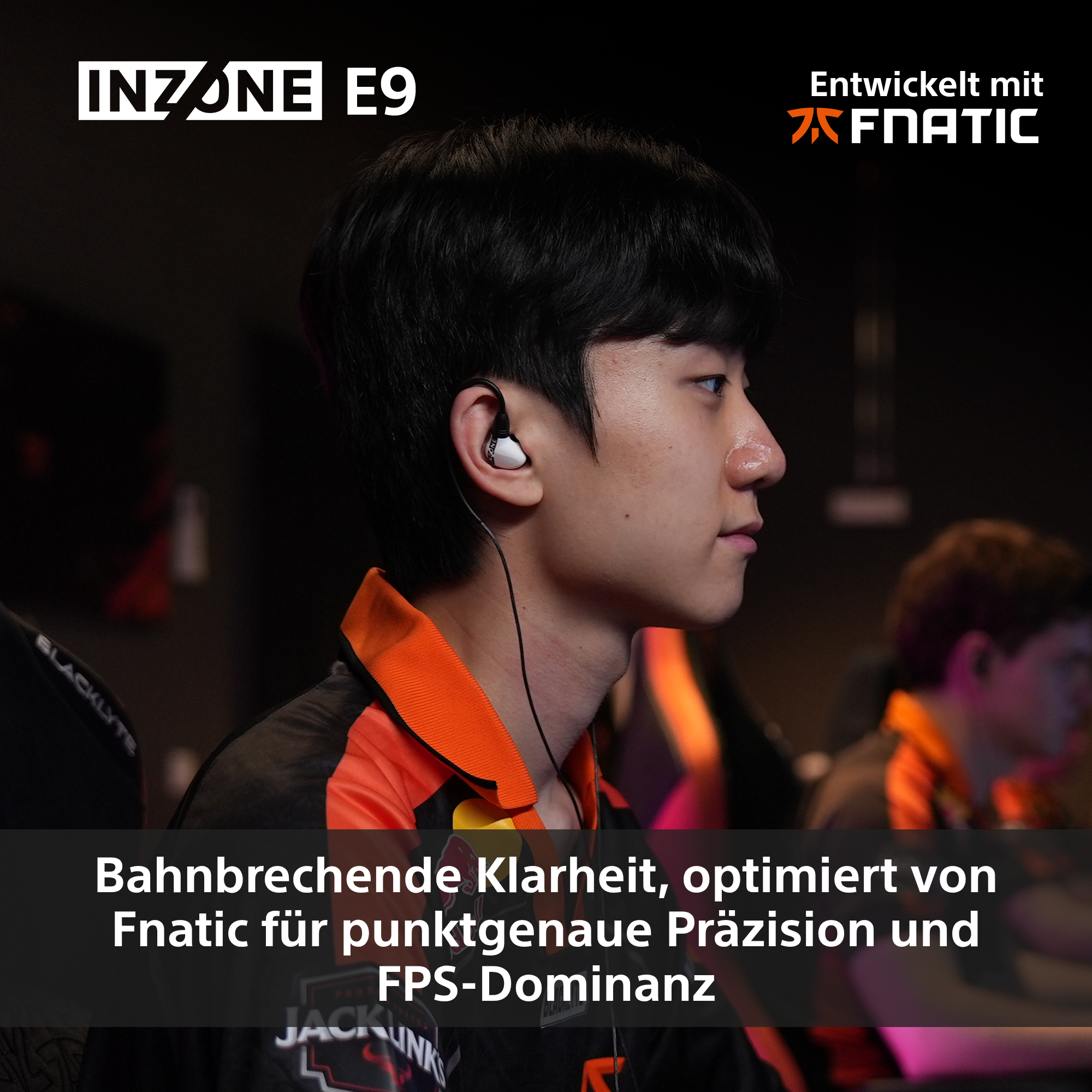 Ein Mann mit Ohrhörern blickt nach rechts. Der Text lautet INZONE E9, entwickelt mit FNATIC und ein Slogan über Präzision.
