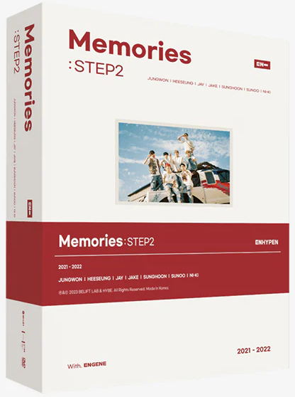 A 'Memories: STEP2' borítója egy csapat fiatal férfit ábrázol egy járművön, piros és fehér feliratokkal és logókkal.