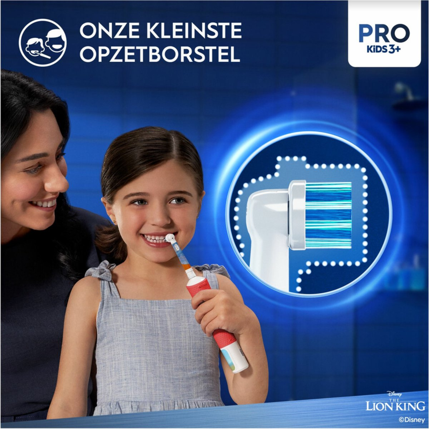 Une fille sourit en tenant une brosse à dents électrique. Un adulte est à côté d'elle. Logo du produit et logo du Roi Lion en arrière-plan.