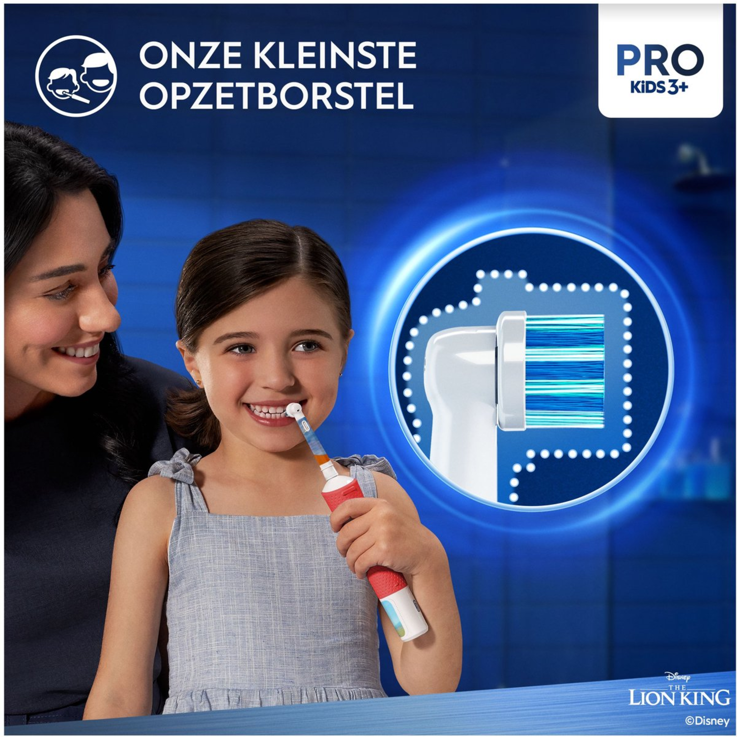 Een meisje lacht terwijl ze haar tanden poetst met een rode tandenborstel. Een vrouw staat achter haar. Een tandenborstelkop staat in een cirkel.