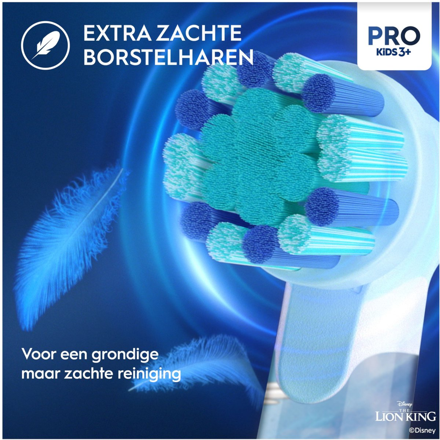 Close-up van een tandenborstelkop met zachte borstelharen. Tekst: 'Extra zachte borstelharen' en 'Voor een grondige, zachte reiniging'. Lion King logo.
