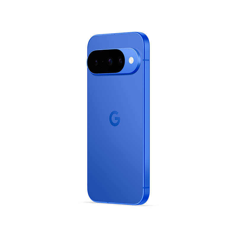 Ein blaues Google Pixel 7 Telefon. Es hat eine Kameraleiste mit drei Objektiven. Das Google 'G'-Logo befindet sich auf der Rückseite.