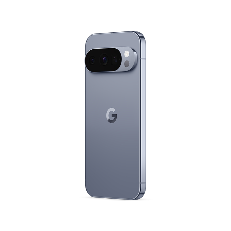 Ein blaues Smartphone mit Kameraleiste. Auf der Rückseite befindet sich ein Google-Logo, vor weißem Hintergrund.