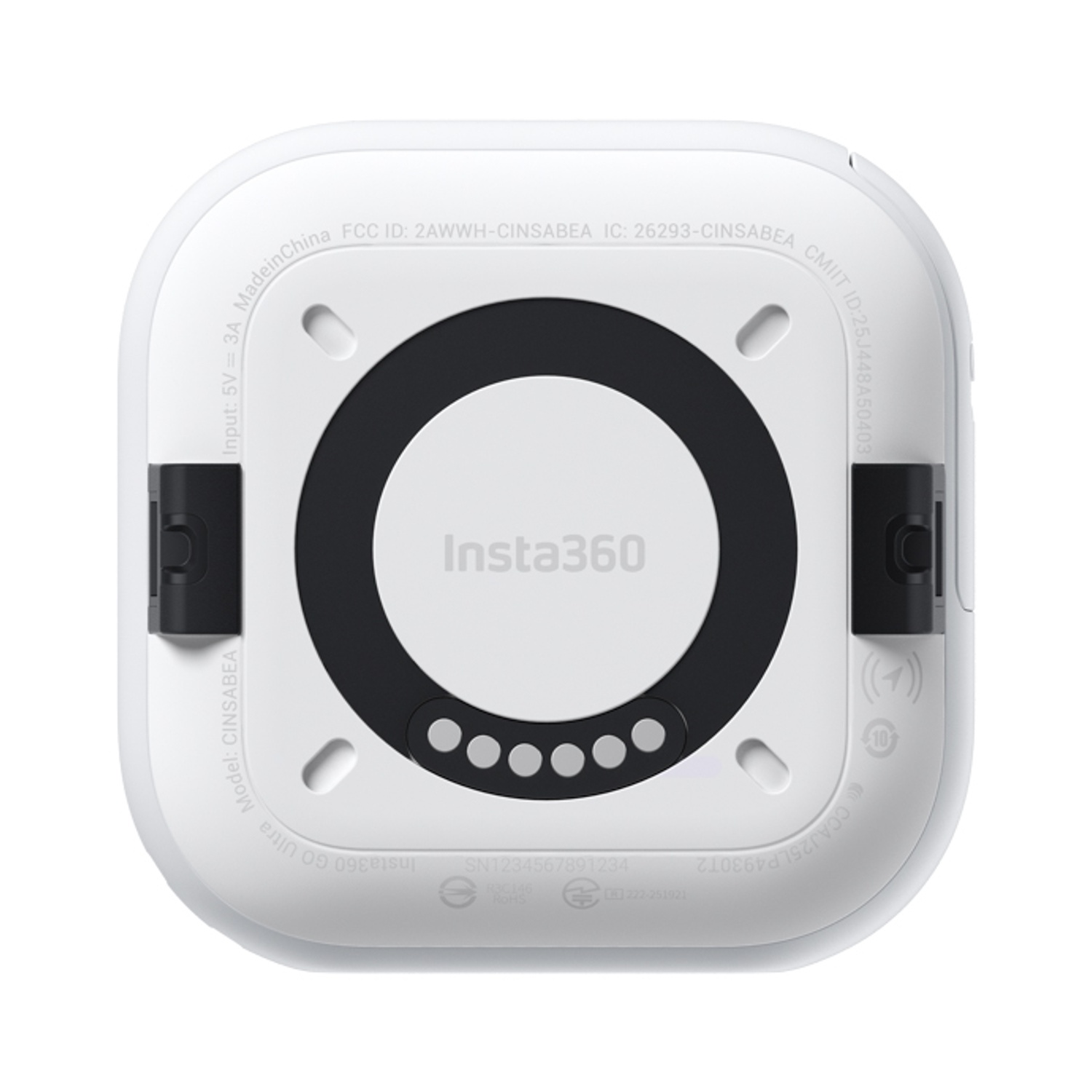 Retrocamera bianca Insta360 GO Ultra con cerchio nero e logo. Il testo include modello, numero di serie e ID FCC.