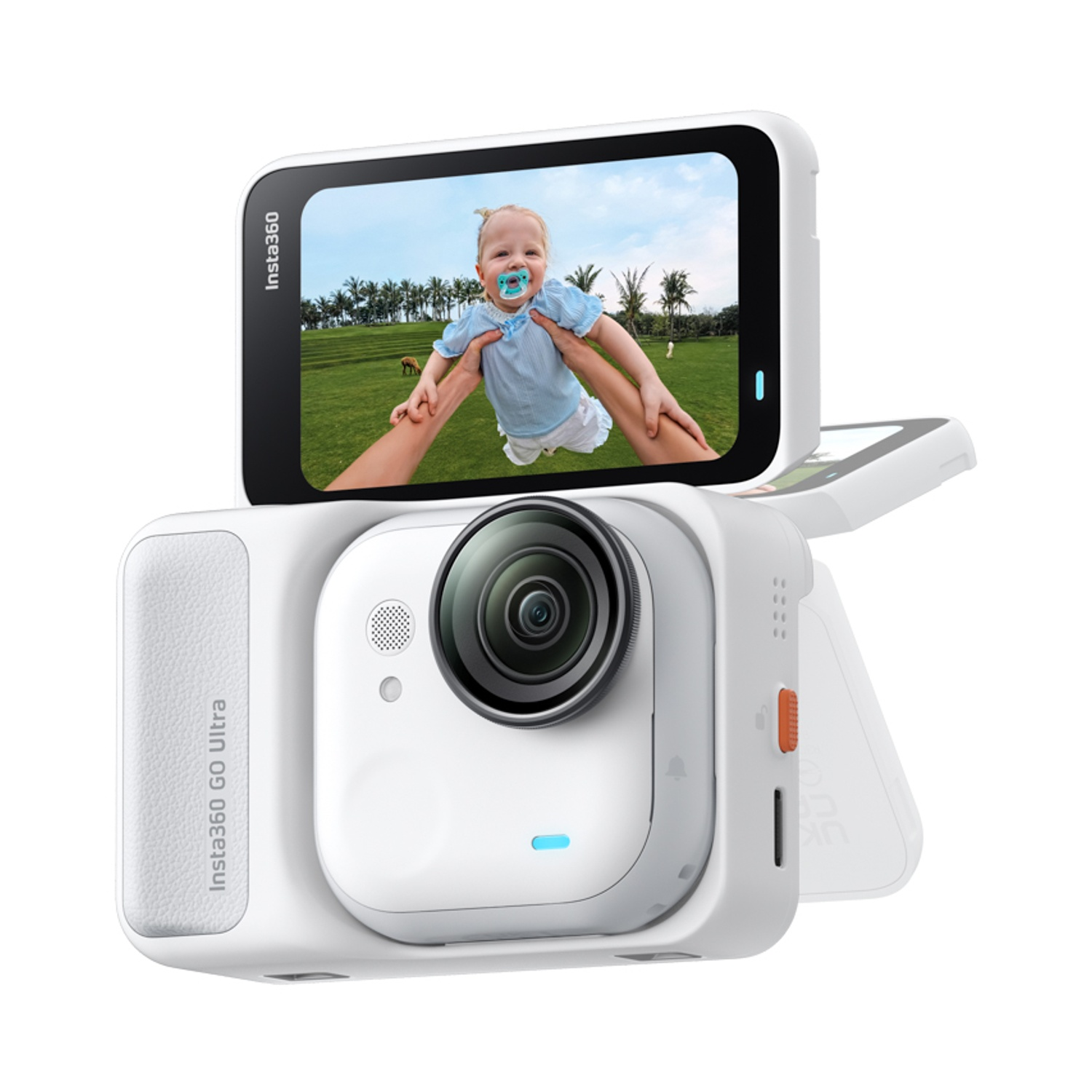 Una fotocamera bianca Insta360 Go Ultra mostra un bambino sollevato. Il bambino ha un ciuccio. Lo sfondo mostra un parco con alberi.