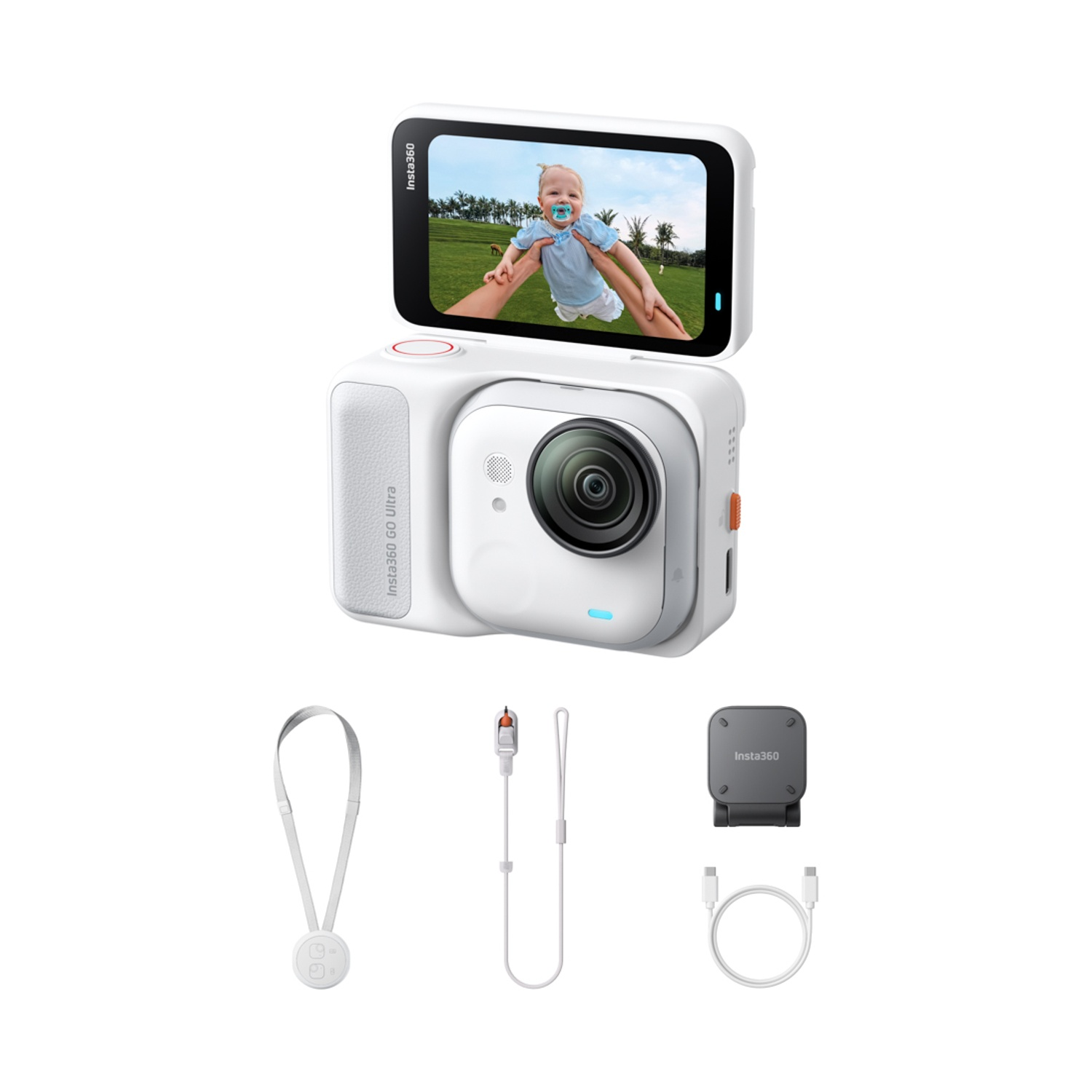 Fotocamera Insta360 bianca con schermo che mostra un bambino. Gli accessori includono un telecomando, cavi e un supporto. Isolato su bianco.