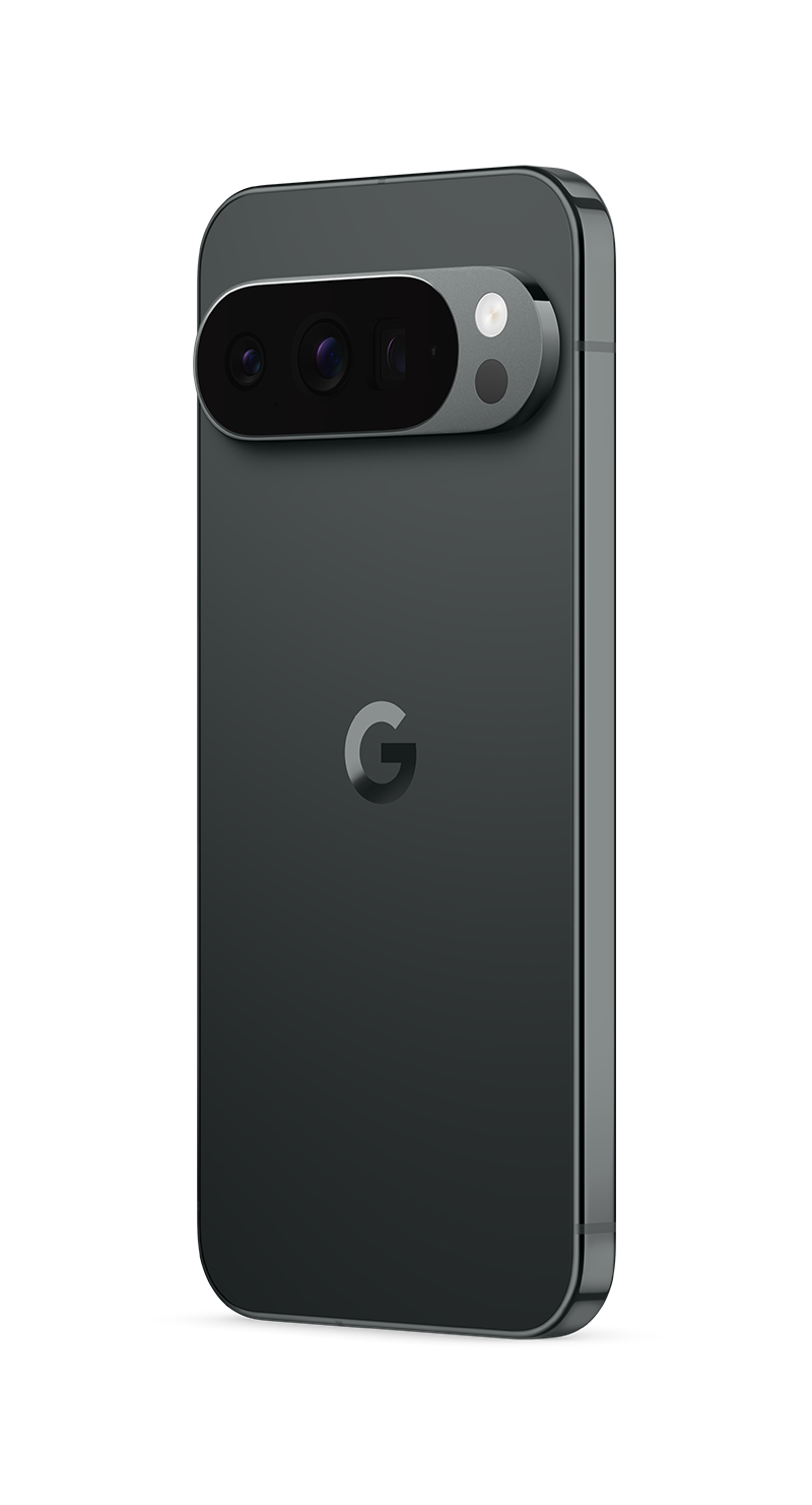 Ein dunkelgraues Smartphone mit Kameraleiste. Das Google-Logo ist mittig auf der Rückseite. Die Kameraleiste umfasst drei Linsen und einen Blitz.