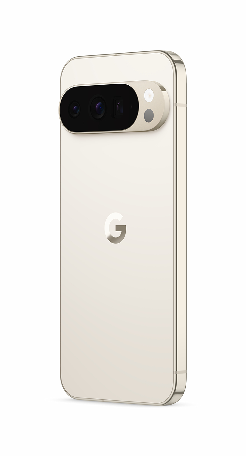 Rückseite eines hellgoldenen Smartphones. Es hat eine Kameraleiste mit drei Linsen und ein Google-Logo. Der Hintergrund ist weiß.