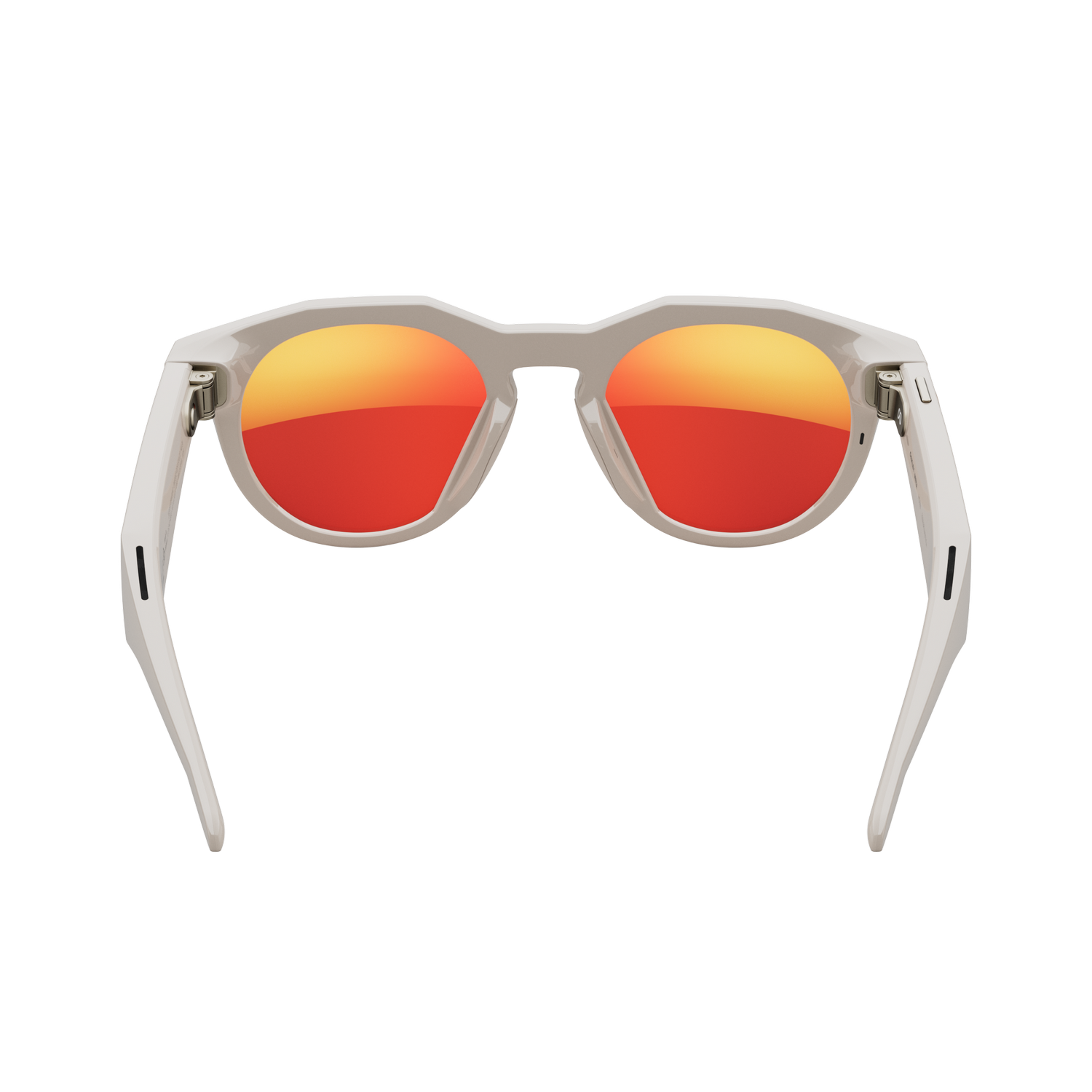 Gafas de sol con montura blanca y lentes naranja-rojo. El fondo es gris sólido. Las gafas se ven desde un ángulo ligeramente superior.