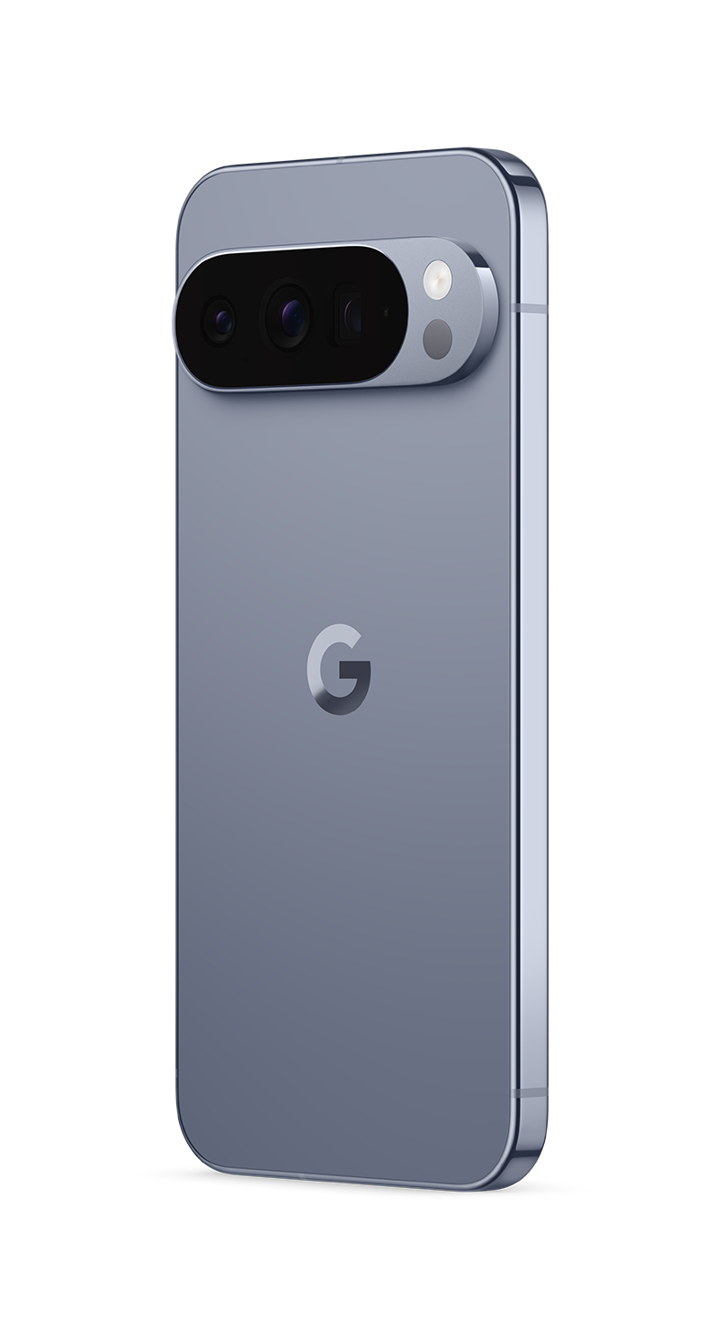 Rückseite eines hellblauen Smartphones mit Kameraleiste. Das Google-Logo befindet sich in der Mitte. Das Telefon ist auf weißem Hintergrund.