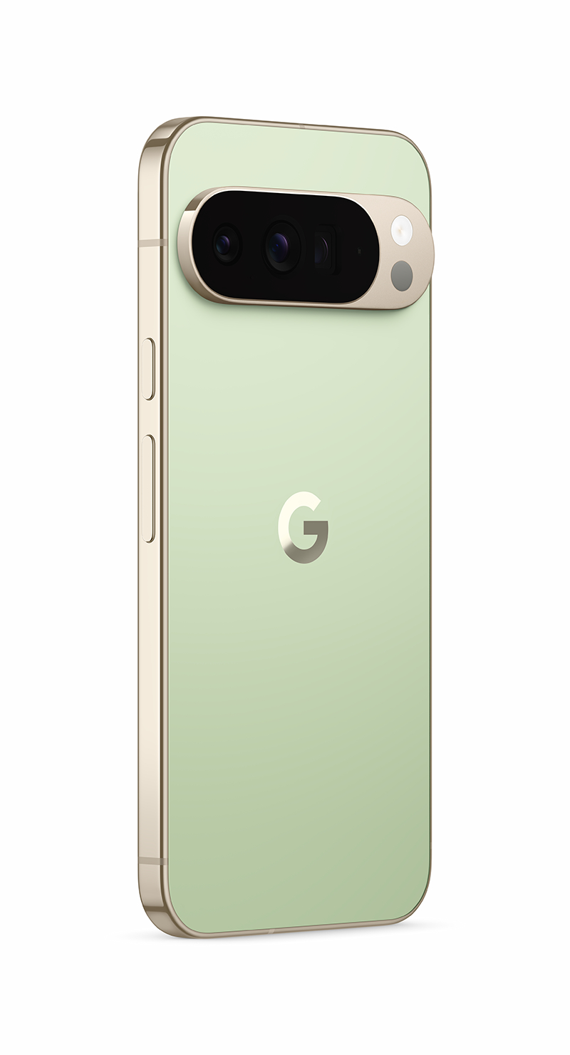 Hellgrünes Google Pixel 7 Pro-Handy. Es hat eine goldene Kameraleiste mit zwei Kameras und einem Blitz. Das Google-Logo ist sichtbar.