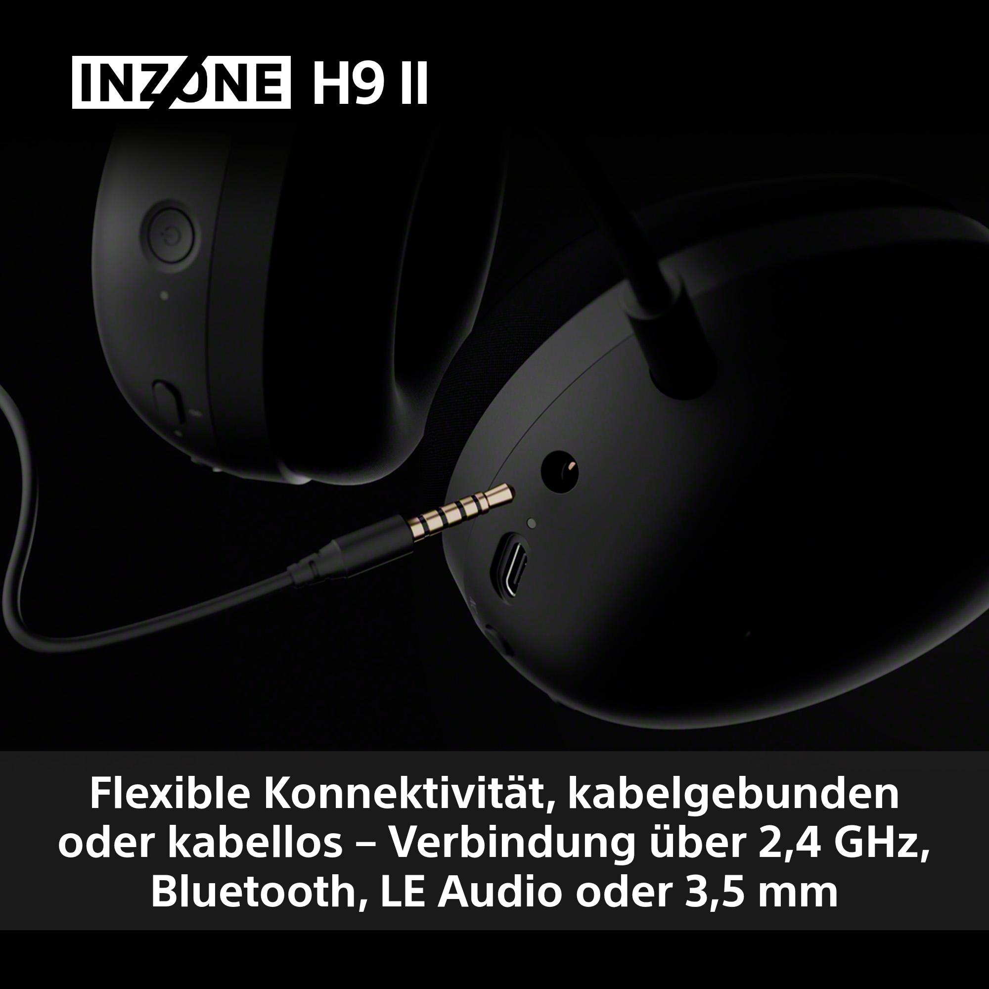 Schwarze INZONE H9 II Kopfhörer mit eingestecktem Kabel. Das Bild ist vor einem dunklen Hintergrund.