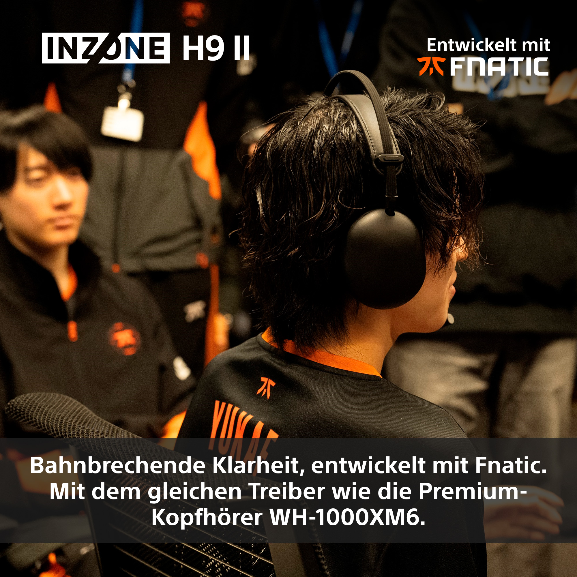 Mann trägt Kopfhörer. Das Bild hat Text über Fnatic und INZONE H9 II. Eine andere Person ist leicht verschwommen im Hintergrund.