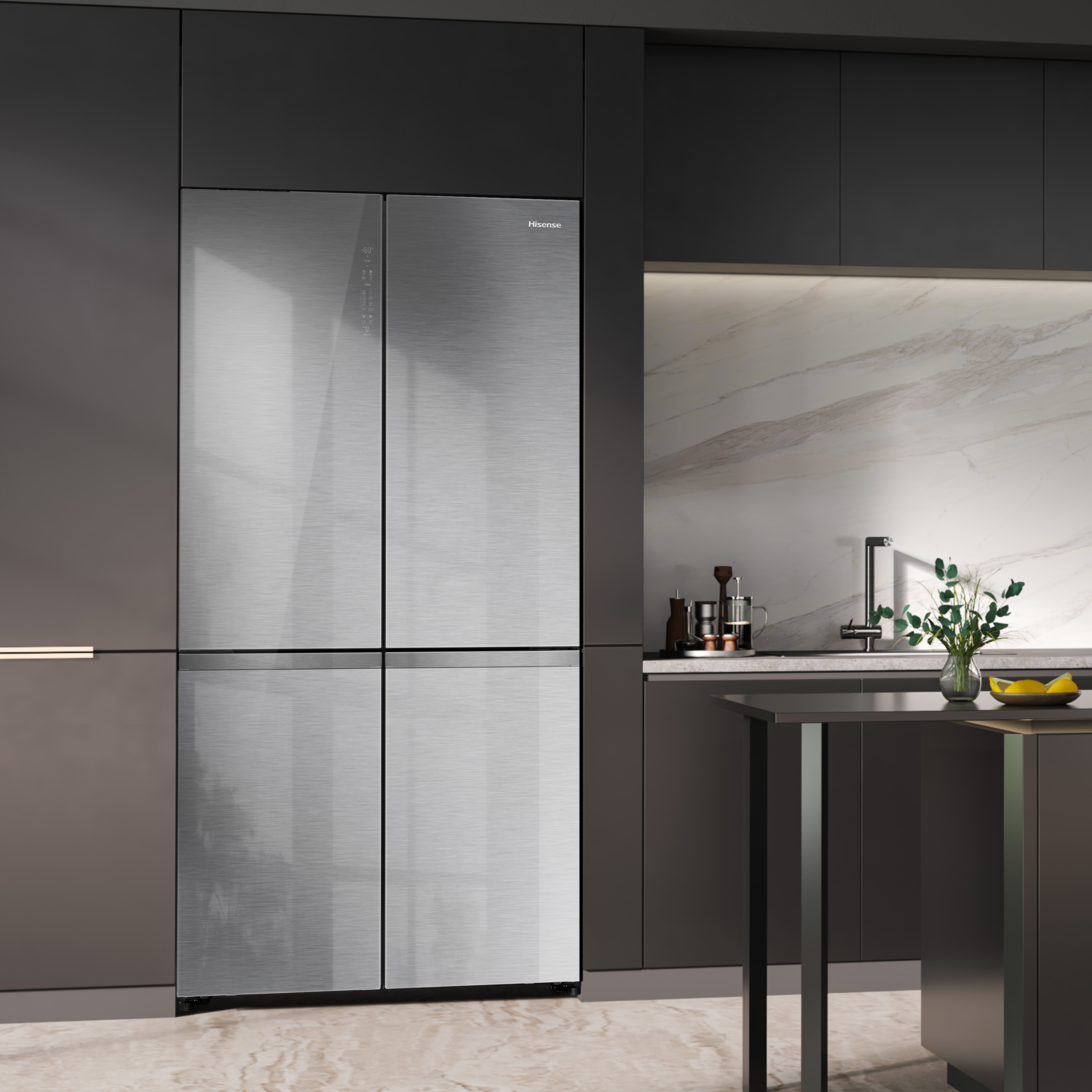 Una cocina moderna con una nevera grande de acero inoxidable. Una encimera con un jarrón de plantas y limones está a la derecha.