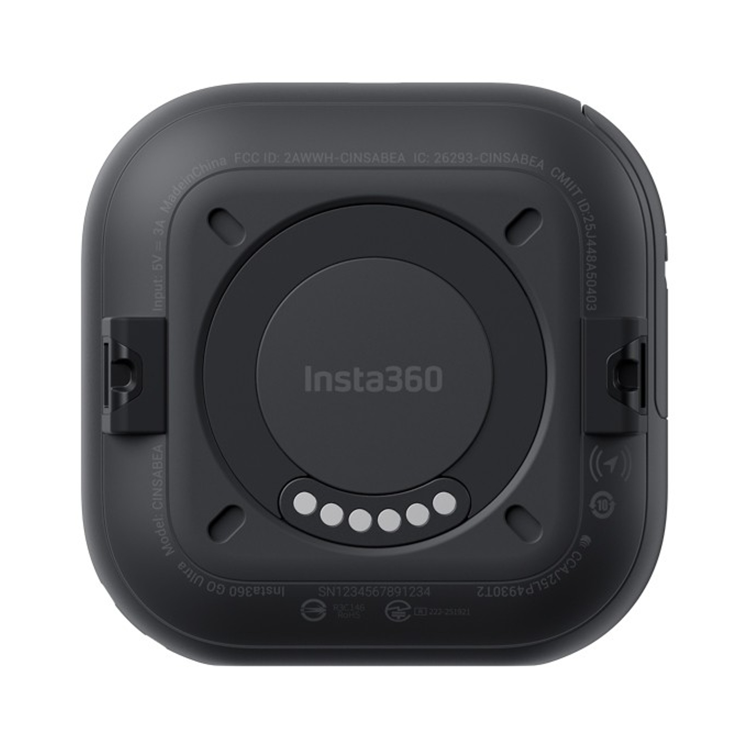 Base nera della fotocamera Insta360 Go Ultra. Include spie bianche, testo e numeri di serie. ID FCC e altri marchi normativi sono visibili.
