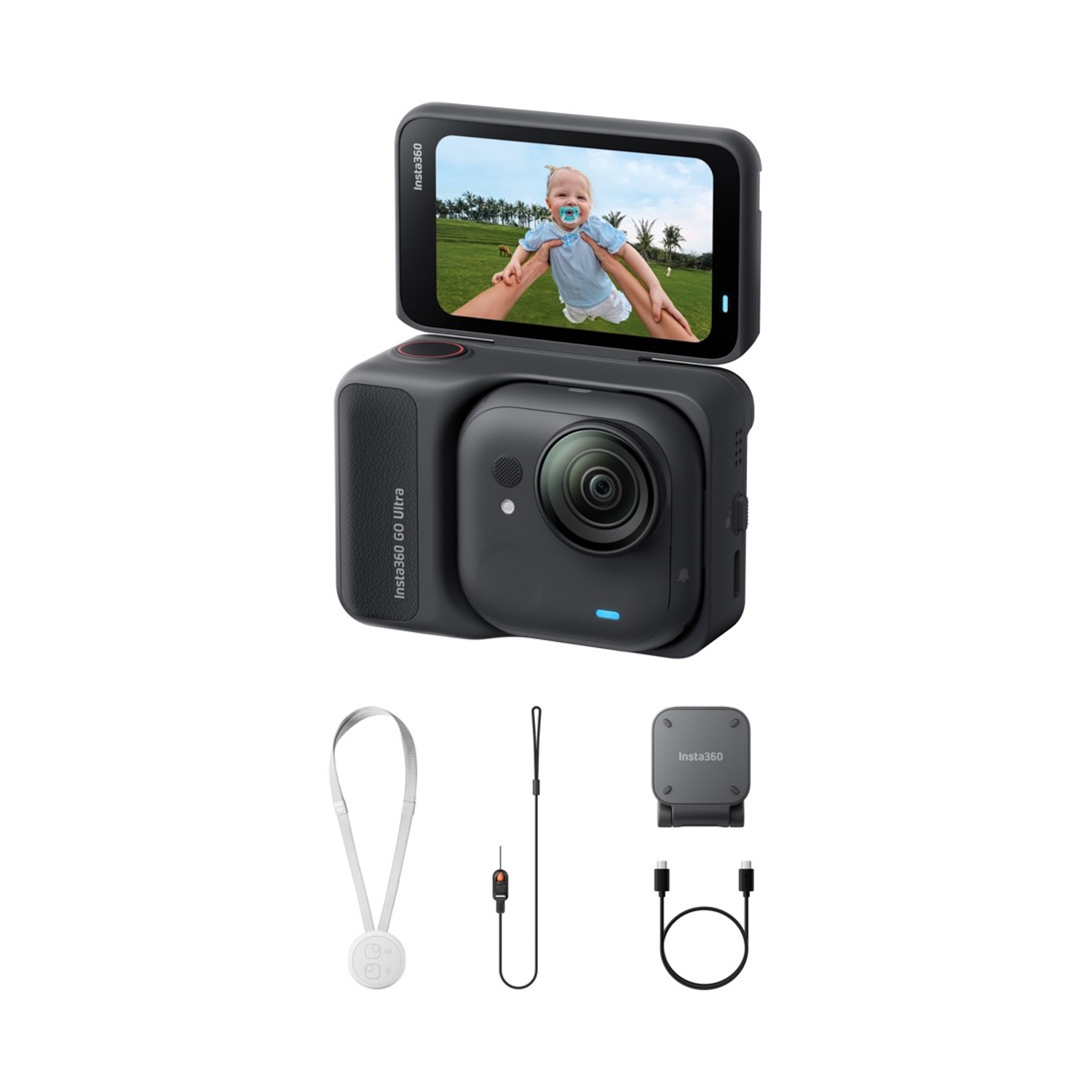 Fotocamera Insta360 Go Ultra nera che mostra un bambino sullo schermo. Accessori: cordino, telecomando, supporto e cavi.