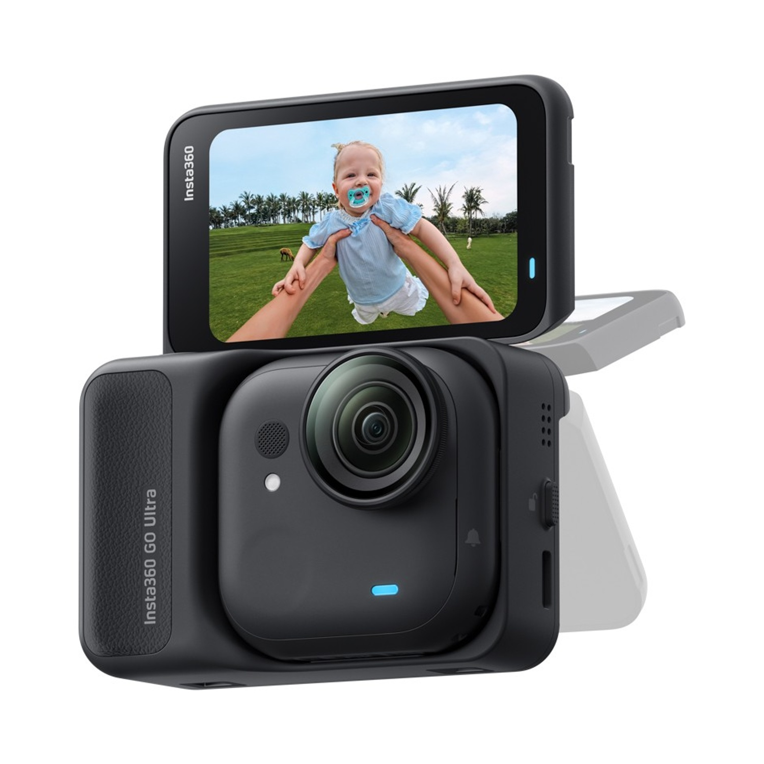 Fotocamera nera Insta360 GO Ultra che mostra un bambino tenuto in aria. La fotocamera ha un obiettivo e uno schermo. Lo sfondo è un parco.