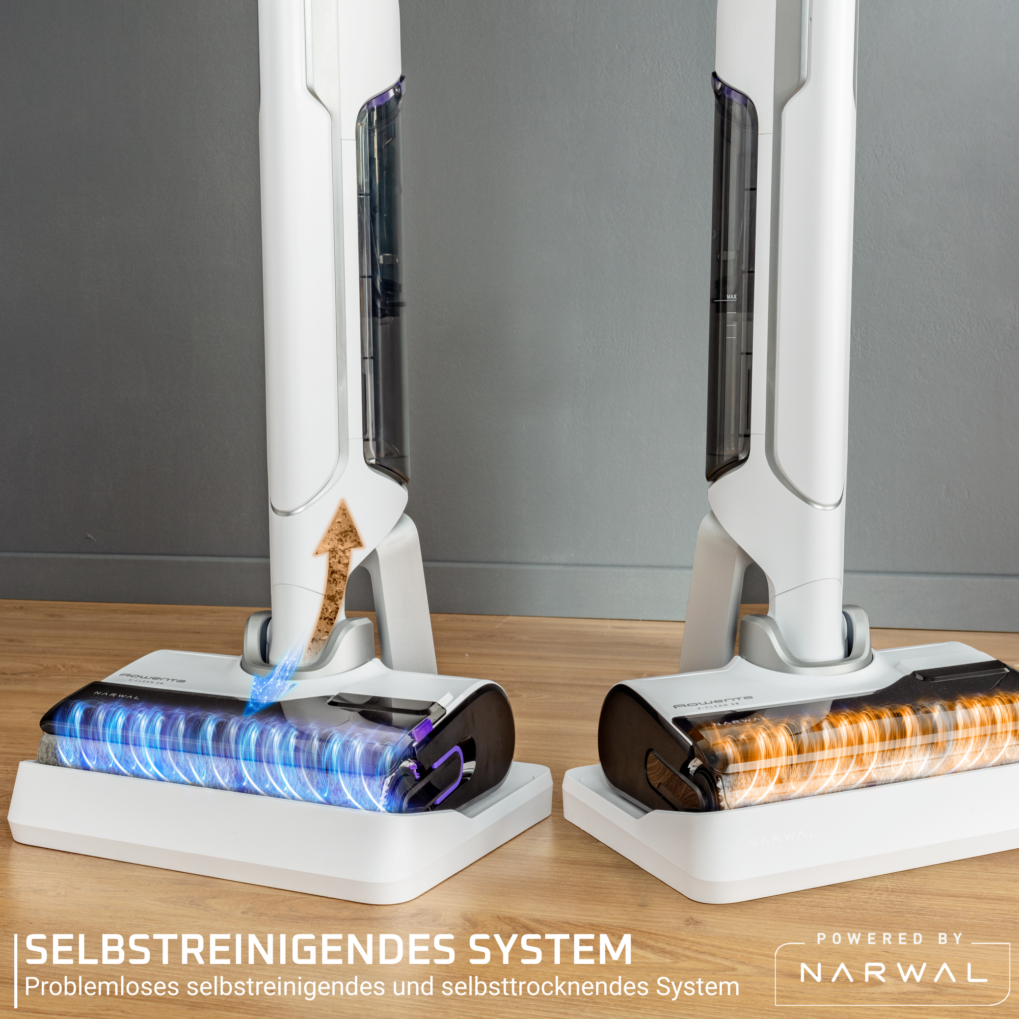 Zwei weiße Staubsaugerbasen mit transparenten Tanks. Eine zeigt blaue, die andere orangefarbene Lichter, und der Pfeil zeigt die Reinigung.