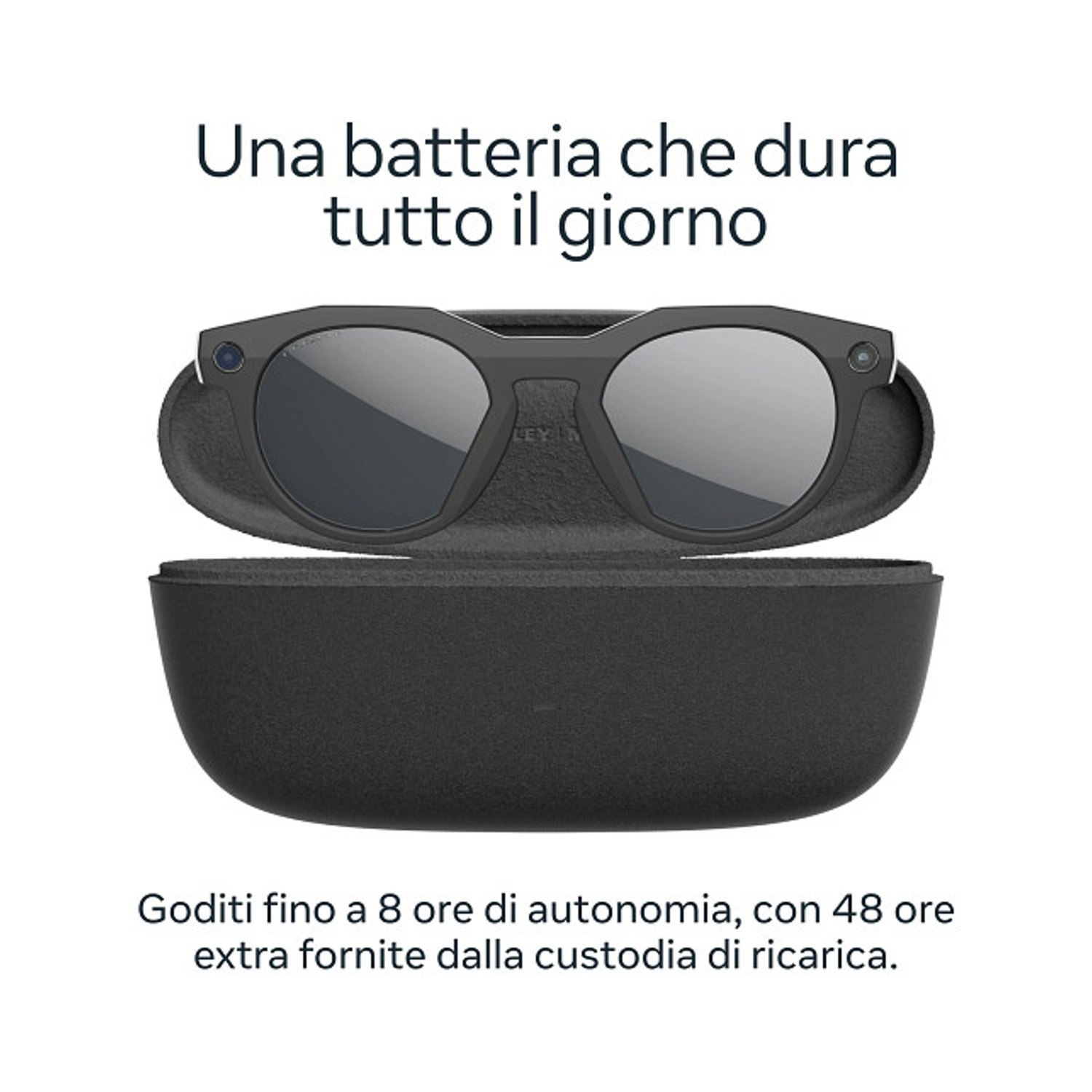 Occhiali intelligenti neri nella loro custodia. Il testo dice che la batteria dura tutto il giorno, fino a 8 ore, con 48 ore extra dalla custodia di ricarica.