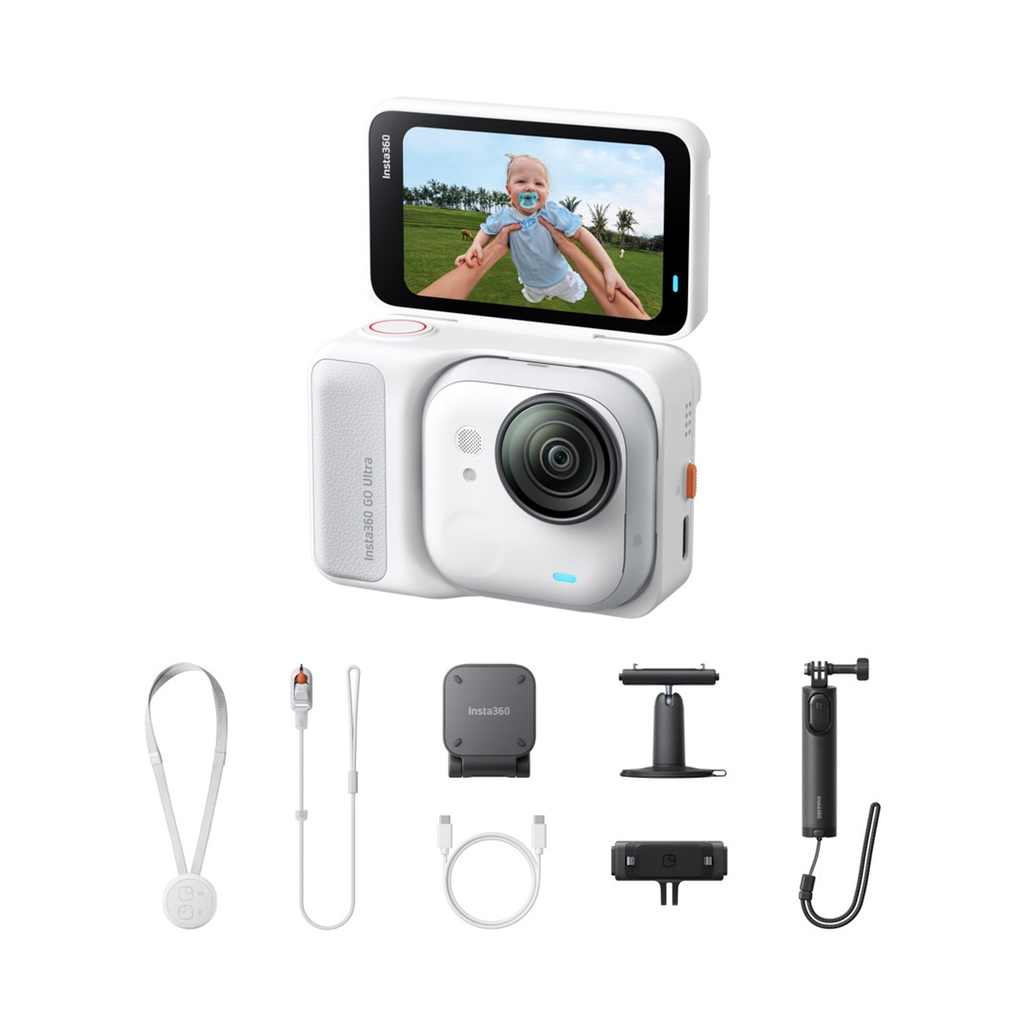 Fotocamera Insta360 bianca con schermo che mostra un bambino. Accessori: cordino, cavi e supporti.