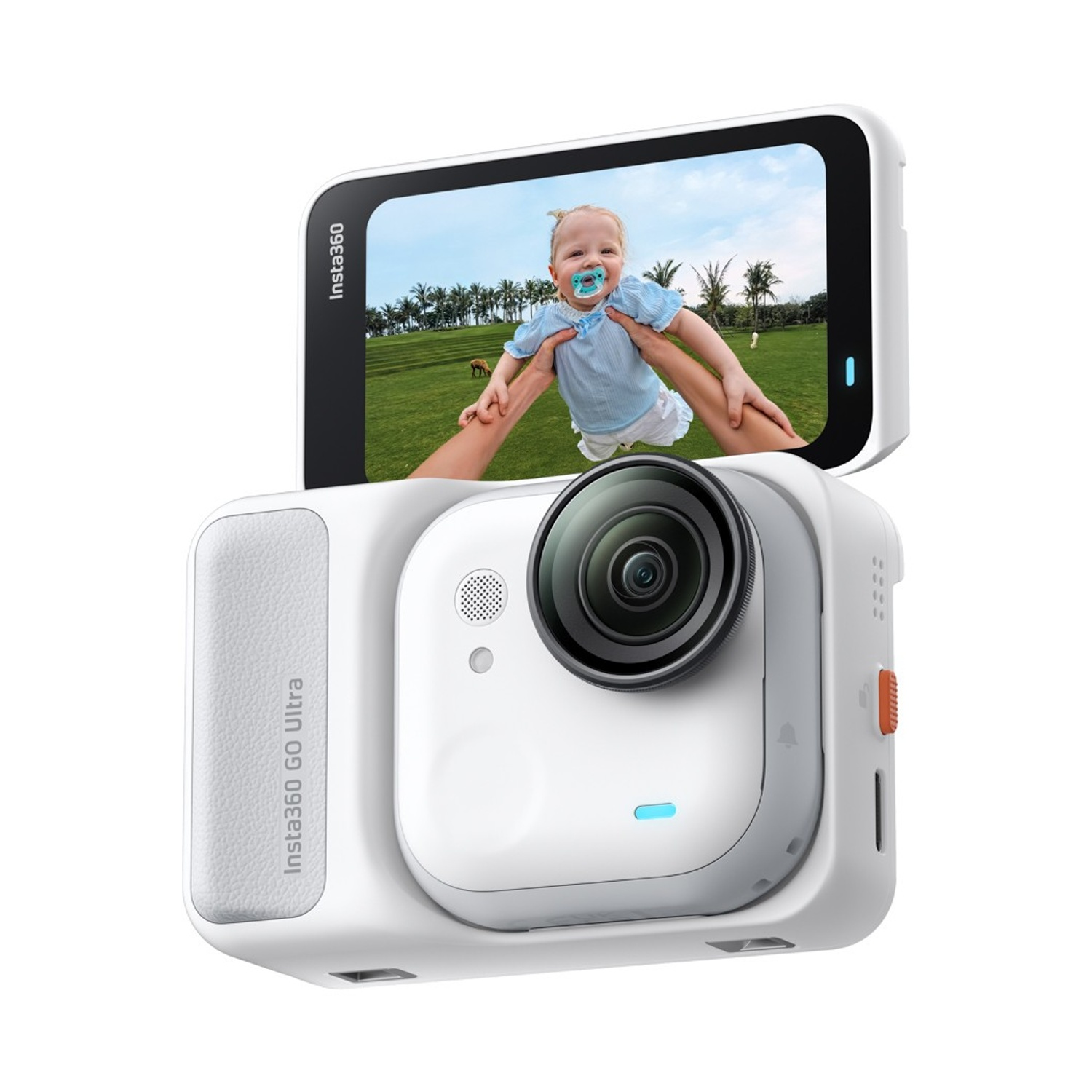 Una fotocamera bianca Insta360 Go Ultra mostra un bambino tenuto in alto, con un campo verde e alberi sullo sfondo.