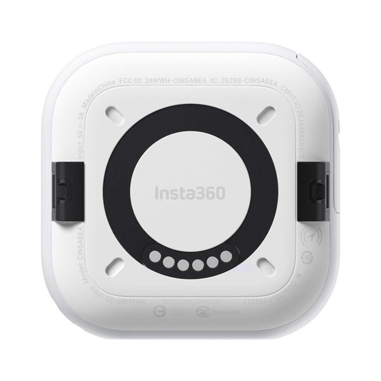 Fotocamera bianca Insta360 GO Ultra con una grande area centrale circolare nera. Il dispositivo presenta testo e numeri di serie.